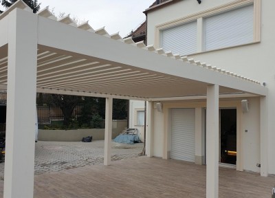 Forgatható és elhúzható lamellás bioklimatikus pergola